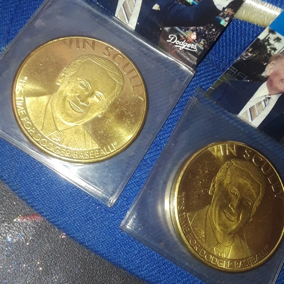 Dodgers Vin Scully 2 commemorative coins - Picture 4 of 10